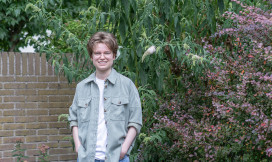 Nati Sack gefotografeerd buiten in tuin