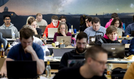 Alle hackers achter laptops in de zaal