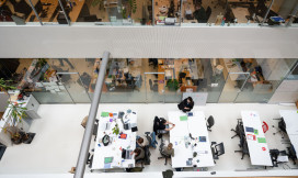 Hal van de UvA met werkplekker voor studenten