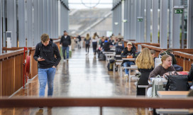 Hal van hogeschool windesheim waar studenten werken en lopen