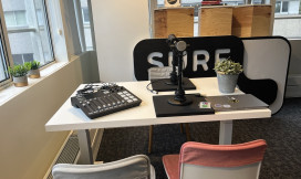 Podcaststudio met opnameapparatuur