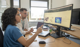 Twee onderzoekers bij de het Internationaal Instituut voor Sociale Geschiedenis in Amsterdam