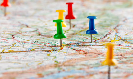 ingezoomde landkaart met punaises