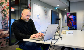 Robert Jan Korteland aan het werk op zijn laptop