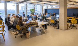 computerwerkplekken met studenten aan het werk