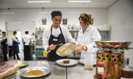 mbo student met docent aan het koken in keuken