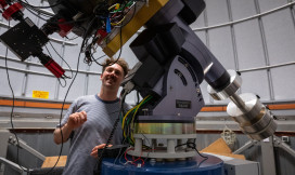 Onderzoeker bij telescoop