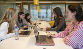 5 studentes aan tafel met laptop