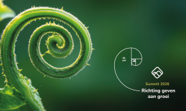 Een gekrulde plantenstengel met daarnaast de fibonacci vorm in witte lijnen