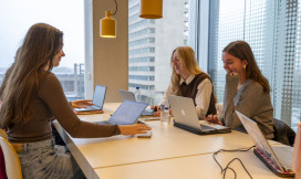 drie studenten studeren achter hun laptop aan tafel