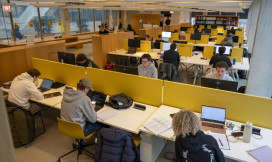 studiezaal met studenten die werken op laptops of studeren