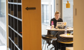 Studente aan het werk in de bibliotheek