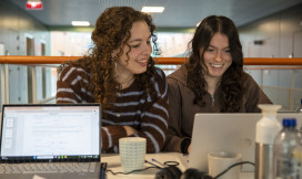 twee studenten werken achter hun laptop