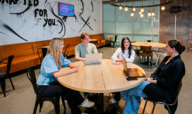 vier mbo studenten van aventus zitten aan een ronde tafel en zijn in gesprek