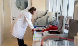 onderzoeker in lab aan het werk met computer