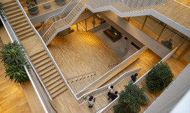 trappenhuis met lopende studenten