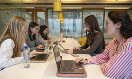 5 studenten studeren samen in de bibliotheek