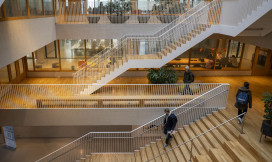 Trappenhuis met lopende studenten