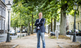 Jan-Tjitte Meindersma buiten gefotografeerd in Maastricht