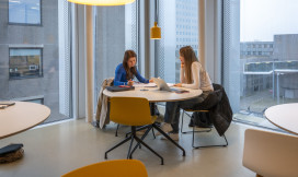 twee studenten werken aan tafel