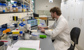 onderzoeker werkt op laptop in lab