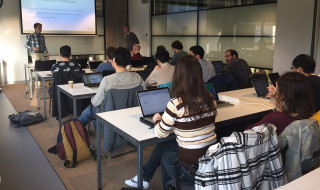 Workshop in klassamenstelling: docent en leerlingen met laptops