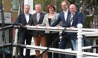 Groep van 5 mensen op een brug
