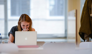 Studente achter computer