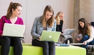 Studentes met laptop