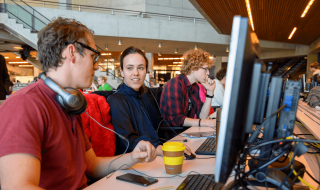 Studenten in bibliotheek achter computer