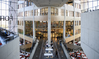 Open gebouw met studenten
