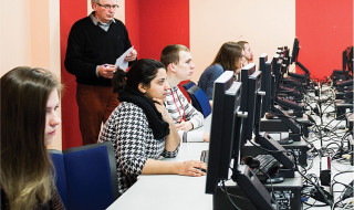 Studenten achter pc