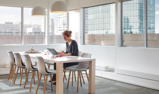 SURFmarket medewerker aan het werk