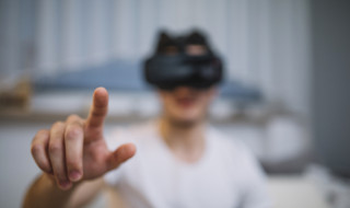 Man met VR-bril met wijsvinger uitgestoken