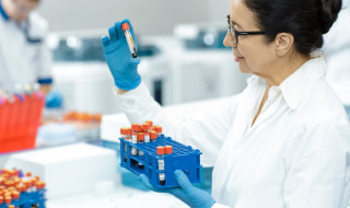 Onderzoeker in lab met buisjes