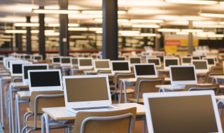 Een lege zaal waar digitaal getoetst wordt