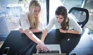Twee studenten werken samen met sketchlab