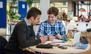 Student wordt begeleid in zijn werk