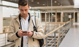 Jongen die op mobiel kijkt