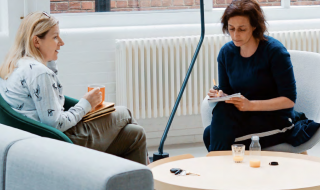 Twee dames in gesprek