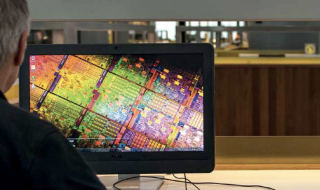 Man achter computer