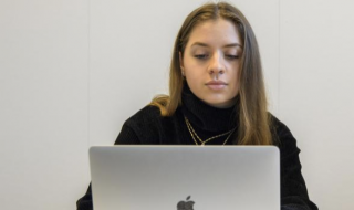 Meisje achter laptop