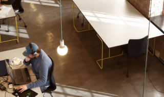 Studenten in open ruimte aan het werk