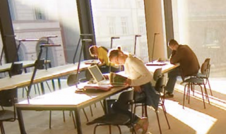 Open ruimte in bibliotheek met studenten