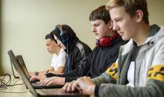 Vier studenten achter een laptop