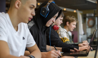 Studenten achter de computer voor digitale toets
