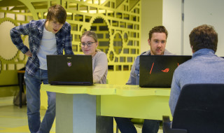 studenten achter gaming laptop Apeldoorn