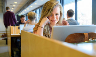 studente kijkt op haar laptop