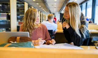 Twee studentes in de Maastricht Library