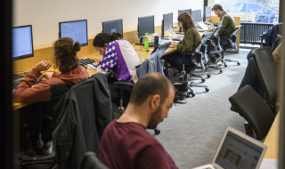 studenten studeren in de Maastricht Library